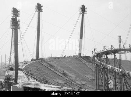 Le stade olympique en construction. Supports avec supports pour le toit de la tente et la corde annulaire [traduction automatique] Banque D'Images