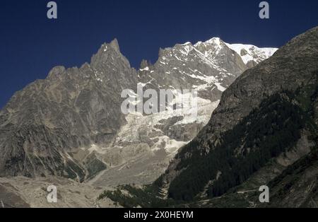 Le glacier depuis la sortie du tunnel du Mont Blanc côté italien [traduction automatique] Banque D'Images