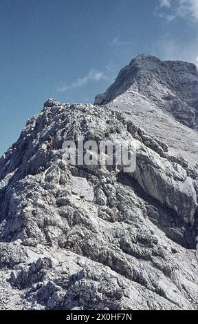 Vue depuis la Grieskarscharte jusqu'au chemin sécurisé par des câbles métalliques sur la crête sud. [traduction automatique] Banque D'Images