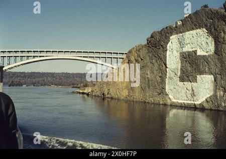 Le ruisseau Spuyten Duyvil, le pont Henry Hudson et le logo de l'Université Columbia d'un bateau d'excursion. [traduction automatique] Banque D'Images