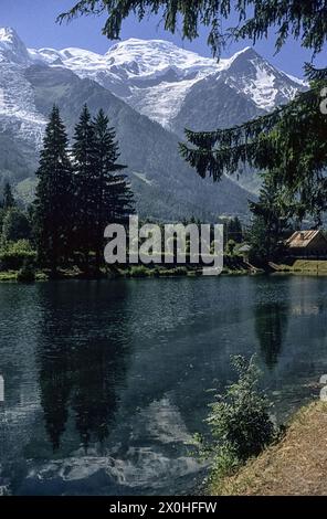 Le massif du Mont Blanc avec Mont Blanc, aiguille du GoÃ»ter et DÃ me du Gouter se reflète dans le lac. [traduction automatique] Banque D'Images