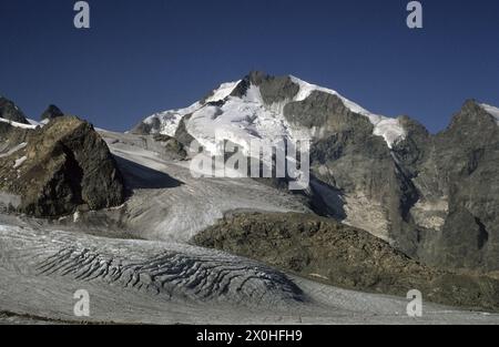 Vue sur le glacier jusqu'à la Bernina avec le Biancograt sur la descente de la Diavolezza [traduction automatique] Banque D'Images