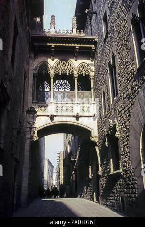 'Le ''Pont des Soupirs'' dans le quartier de Barri GÃ²tic est actuellement illuminé par le soleil [traduction automatique]' Banque D'Images