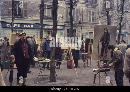 'Au bar ''au clair des chasseurs'', des artistes exposent leurs peintures sur des chevalets, tandis qu'un peintre incarne un homme avec une moustache et une pipe. [traduction automatique]' Banque D'Images