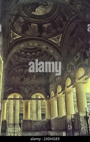 La cathédrale patriarcale de parfait Constantin et Hélène, aussi la cathédrale du patriarche de l'Église orthodoxe roumaine. Fresques de la zone d'entrée [traduction automatique] Banque D'Images