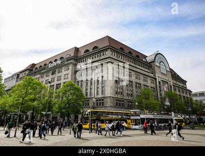 Berlin, Allemagne. 12 avril 2024. Le grand magasin de luxe KaDeWe sur Tauentzienstraße. La propriété est maintenant entièrement détenue par le Thai Central Group. Crédit : Jens Kalaene/dpa/Alamy Live News Banque D'Images