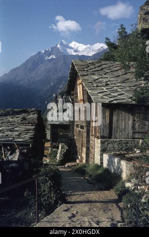 Brunnegghorn et Bishorn du hameau d'Eggen. [traduction automatique] Banque D'Images