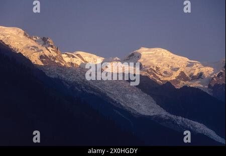 Glacier des Bossons avec DÃ me du GoÃ»ter, Mont Blanc et Mont maudit vus de Chamonix au coucher du soleil. [traduction automatique] Banque D'Images