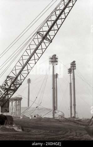 Chantier de construction du stade olympique. Devant une grue de construction, en arrière-plan les stands et la corde annulaire pour le toit de tente. [traduction automatique] Banque D'Images