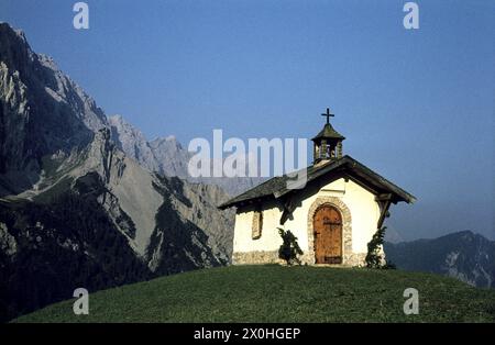 Vue depuis le Halleranger jusqu'à la chapelle sur le Kohleralm et le Kleiner Lafatscher [traduction automatique] Banque D'Images