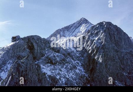 Les montagnes sont légèrement recouvertes de neige. A gauche la station de montagne de l'Alpspitzbahn [traduction automatique] Banque D'Images