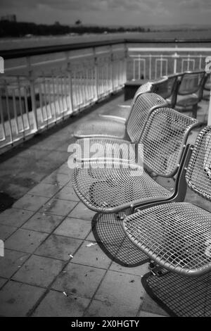 rangée de chaises métalliques sur la jetée Banque D'Images