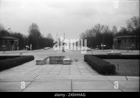 La vue balaie le long de la Strasse des 17. Juni à la porte de Brandebourg, Rotes Rathaus et la tour de télévision. Au premier plan, vous pouvez voir les entrées du tunnel, à travers lesquelles vous pouvez facilement atteindre la colonne de la victoire depuis le bord de la place. Berlin est commence à la porte de Brandebourg. [traduction automatique] Banque D'Images