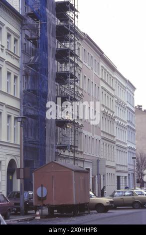 Vue le long d'une rue à Berlin. Un échafaudage a été érigé sur l'un des bâtiments. [traduction automatique] Banque D'Images