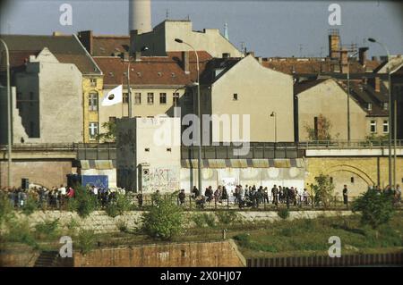 Là où un an plus tôt une telle promenade aurait été impossible, un groupe de touristes marchent le long de l'ancienne bande de la mort devant une tour de guet. [traduction automatique] Banque D'Images