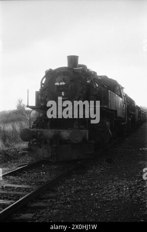 La transition des locomotives à vapeur aux locomotives diesel ou électriques bat son plein. La photo montre une rangée sans fin de locomotives à démolir, y compris l'une des séries 86, la 86 809. [traduction automatique] Banque D'Images