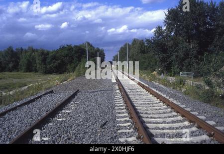 Les mâts caténaires étaient apparemment installés à partir de Lichterfelde Ost en direction de Teltow, et la piste était posée au-delà de Teltow en direction de Berlin. Mais pas encore aussi loin que les mâts de ligne aérienne. Si vous faites demi-tour, vous pouvez voir le nouvel arrêt Teltow, qui est récupéré par nature. [traduction automatique] Banque D'Images