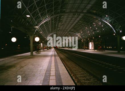 La nouvelle station de Spandau a été mise en ligne par étapes. Le 30.12.1998, le S-Bahn a atteint la station maintenant terminée [traduction automatique] Banque D'Images