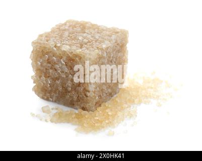 Un cube de sucre brun isolé sur blanc Banque D'Images