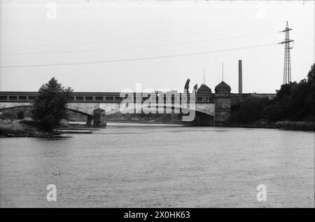 Le canal Mittelland traverse non seulement l'Elbe près de Magdebourg, mais aussi la Weser près de Minden. Le pont du canal Mittelland peut être vu ici. Le contour d'une barge peut être vu sur le pont. [traduction automatique] Banque D'Images