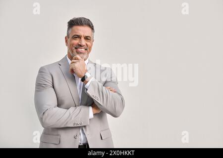 Homme d'affaires d'âge moyen confiant isolé sur fond blanc, portrait. Banque D'Images