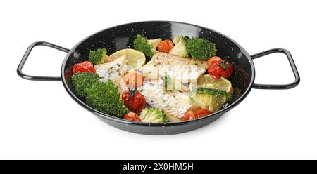 Savoureuse morue cuite avec des légumes dans une poêle isolée sur blanc Banque D'Images