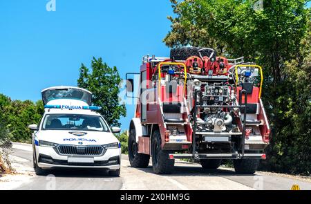 Labin, Croatie, 2023 : voiture de police (Policija) et camion de pompiers (vatrogasci) sur une route de campagne près de Labin Banque D'Images