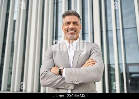 Portrait d'investisseur heureux homme d'affaires d'âge moyen portant costume à l'extérieur. Banque D'Images