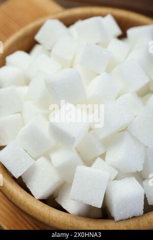 Cubes de sucre blanc dans un bol en bois, gros plan Banque D'Images