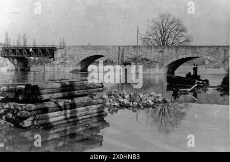 Les unités allemandes ont fait sauter l'arc six au milieu du pont, devant les Américains qui approchaient. Dans les années suivantes, une construction temporaire en bois a enjambé l'écart dans la structure [traduction automatique] Banque D'Images