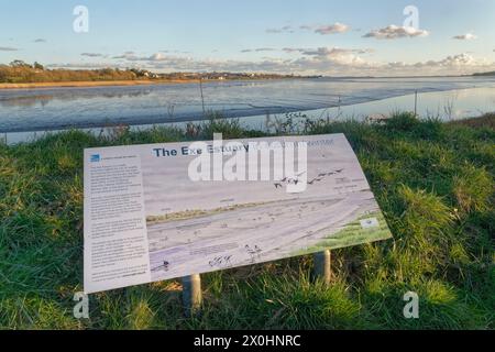 Panneau d'information et perspectives depuis la plate-forme d'observation de la réserve RSPB Bowling Green Marsh surplombant l'estuaire Exe et la bouche de la rivière Clyst, Topsham, Devon Banque D'Images