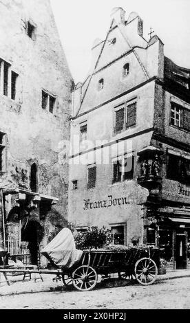 Ancien hôtel de ville avec pilori, calèche tirée par des chevaux devant [traduction automatique] Banque D'Images