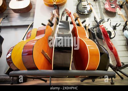 Vue basse des guitares en solde. Pile d'instruments de musique . Guitares noire et jaune Banque D'Images