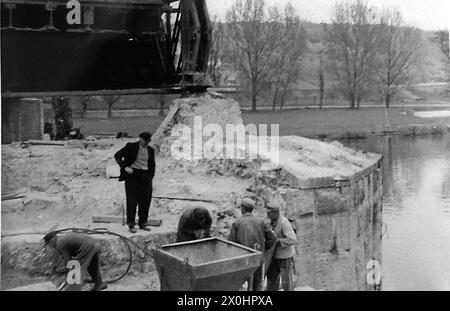 Le 1er avril 1945, les unités allemandes font sauter l'arc six au milieu du pont. Dans les années suivantes, une construction temporaire en bois a enjambé l'écart dans la structure. L'ouverture du nouveau pont principal en 1954 a été suivie par la reconstruction de l'ancien pont principal, qui a été achevée en 1957. En raison de l'expansion de la main en une route de navigation majeure, les trois arches médianes cinq à sept ont été remplacées par une poutre en béton précontraint d'environ 58 mètres de long, qui enjambait la main enjambée par le barrage de Goßmannsdorf. [traduction automatique] Banque D'Images