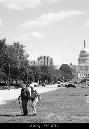Couple de personnes âgées marchent devant le Capitole Washington DC USA Banque D'Images