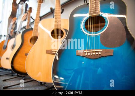 Vue basse des guitares en solde. Pile d'instruments de musique . Guitares bleues et jaunes Banque D'Images