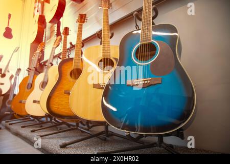 Guitares en solde. Pile d'instruments de musique . Banque D'Images