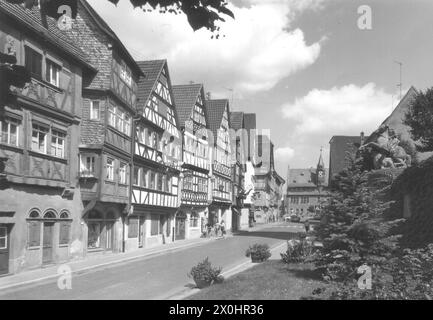 Ochsenfurt maisons à colombages env. 1980, hôtel de ville à l'arrière, mémorial de guerre à droite [traduction automatique] Banque D'Images