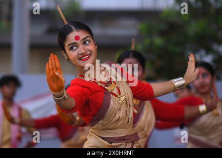 Nagaon, Inde. 12 avril 2024. Des jeunes indiens jouent la danse Bihu pour célébrer le festival Rongali Bihu (nouvel an assamais) dans le district de Nagaon, Assam, Inde, le 12 avril 2024. Rongali Bihu est célébré au premier mois du calendrier assamais, marquant l'avènement du nouvel an assamais. (Photo par Anuwar Hazarika/NurPhoto) crédit : NurPhoto SRL/Alamy Live News Banque D'Images