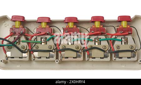connexion de la carte d'extension multiprise, câblage d'une prise électrique, alimentation ou distribution de tension en parallèle sur fond blanc isolé Banque D'Images