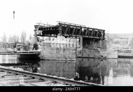 Le 1er avril 1945, les unités allemandes font sauter l'arc six au milieu du pont. Dans les années suivantes, une construction temporaire en bois a enjambé l'écart dans la structure. L'ouverture du nouveau pont principal en 1954 a été suivie par la reconstruction de l'ancien pont principal, qui a été achevée en 1957. En raison de l'expansion de la main en une route de navigation majeure, les trois arches médianes cinq à sept ont été remplacées par une poutre en béton précontraint d'environ 58 mètres de long, qui enjambait la main enjambée par le barrage de Goßmannsdorf. [traduction automatique] Banque D'Images