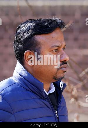 Phot du dossier daté du 27/03/23 de l'ancien GP Mohan Babu d'Emsworth, Hampshire, quittant la cour de la Couronne de Portsmouth. L'ancien médecin généraliste a été emprisonné pendant trois ans et demi pour avoir agressé sexuellement trois patients « vulnérables » lors de consultations à son opération. Date d'émission : vendredi 12 avril 2024. Banque D'Images