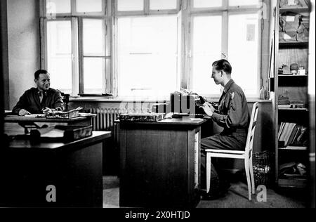 Un soldat et secrétaire américain à une machine à écrire dans un bureau à Ochsenfurt. [traduction automatique] Banque D'Images