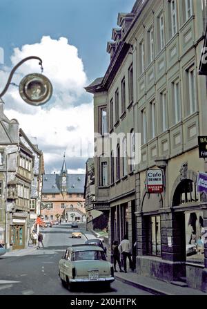 Vue panoramique sur la rue principale animée de l'hôtel de ville d'Ochsenfurt. [traduction automatique] Banque D'Images