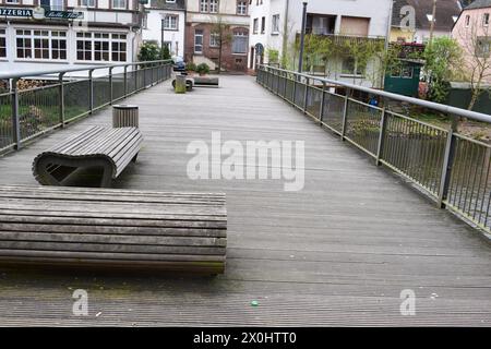 stationnez des bancs sur un pont en Allemagne Banque D'Images