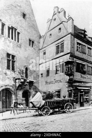 Ancien hôtel de ville avec pilori à gauche, grand magasin Franz Zorn à droite [traduction automatique] Banque D'Images