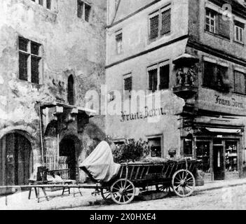 Voiture à côté de l'ancien hôtel de ville et du grand magasin Zorn [traduction automatique] Banque D'Images