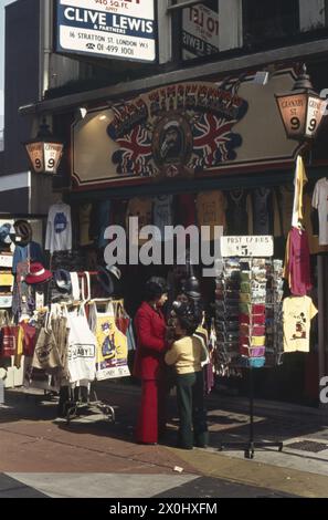 'Une mère et son fils regardent des articles devant la boutique de souvenirs ''Lord Kitchener'' à Londres. [traduction automatique]' Banque D'Images