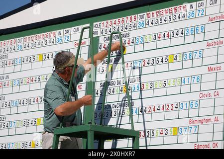 Augusta, États-Unis. 12 avril 2024. Les scores sont placés dans le classement avant le deuxième tour du tournoi Masters à Augusta National Golf Club à Augusta, Géorgie, le vendredi 12 avril 2024. Photo de Tannen Murray/UPI crédit : UPI/Alamy Live News Banque D'Images