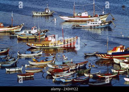 Un groupe de bateaux de pêche colorés en mer sur la côte portugaise. [traduction automatique] Banque D'Images